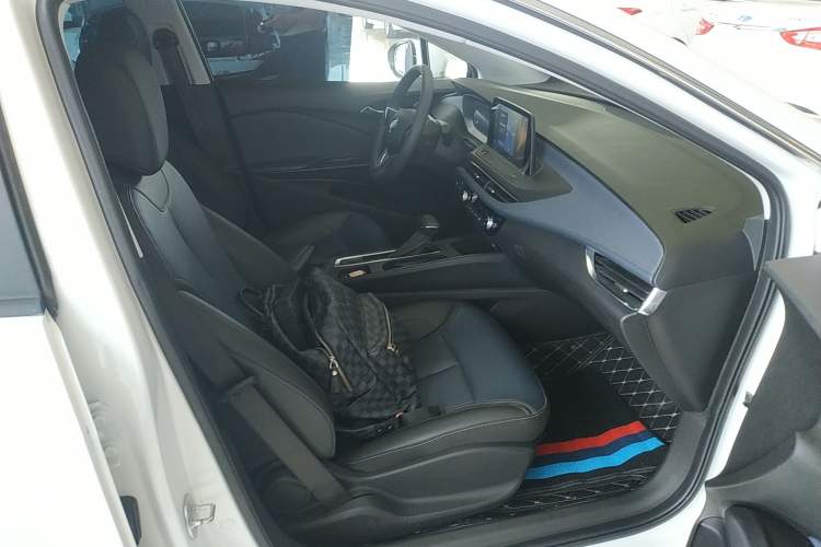 Used Buick Velite 6 2023 Revised Version 430 km Range – Commuter Edition Right Front Seat