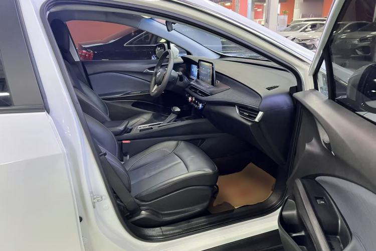 Used Buick Velite 6 2023 Revised Version 430 km Range – Commuter Edition Right Front Seat