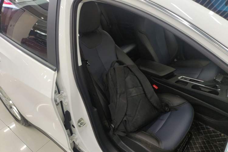 Used Buick Velite 6 2023 Revised Version 430 km Range – Commuter Edition Right Front Seat