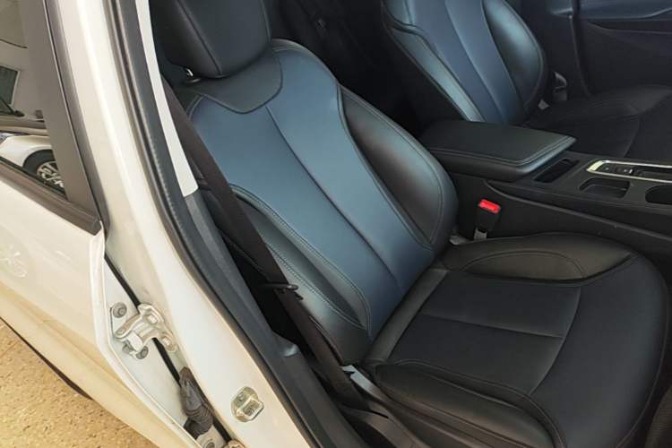 Used Buick Velite 6 2023 Revised Version 430 km Range – Commuter Edition Right Front Seat