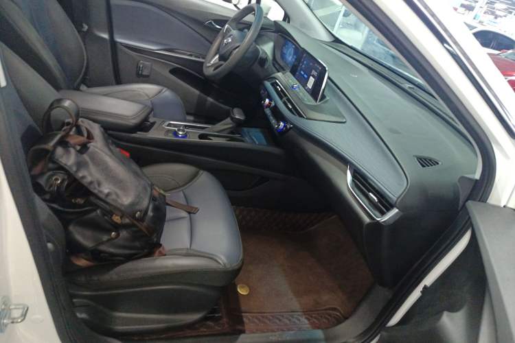 Used Buick Velite 6 2023 Revised Version 430 km Range – Commuter Edition Right Front Seat