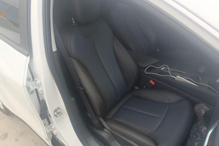 Used Buick Velite 6 2023 Revised Version 430 km Range – Commuter Edition Right Front Seat