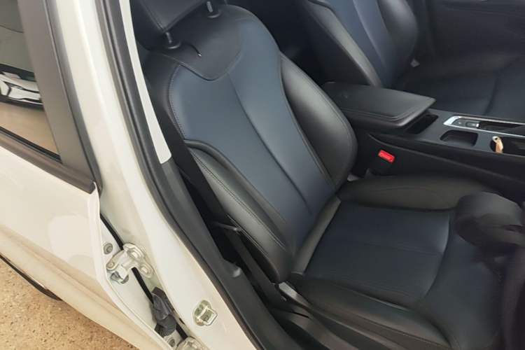 Used Buick Velite 6 2023 Revised Version 430 km Range – Commuter Edition Right Front Seat