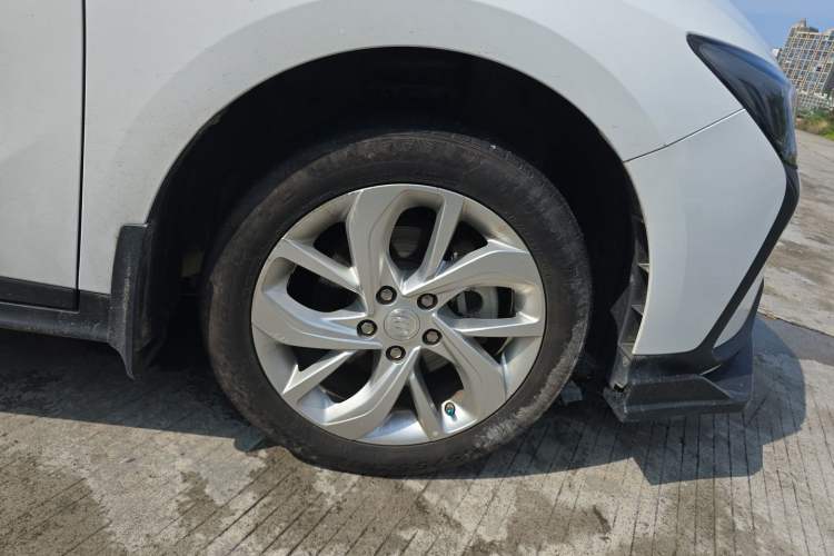 Used Buick Velite 6 2023 Revised Version 430 km Range – Commuter Edition Right Front Wheel Hub