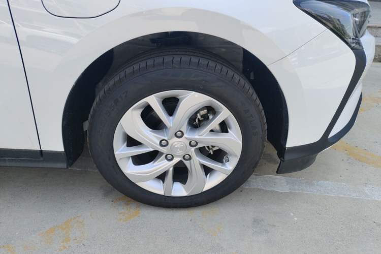 Used Buick Velite 6 2023 Revised Version 430 km Range – Commuter Edition Right Front Wheel Hub