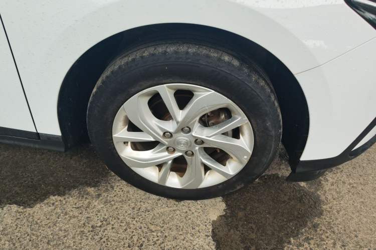 Used Buick Velite 6 2023 Revised Version 430 km Range – Commuter Edition Right Front Wheel Hub