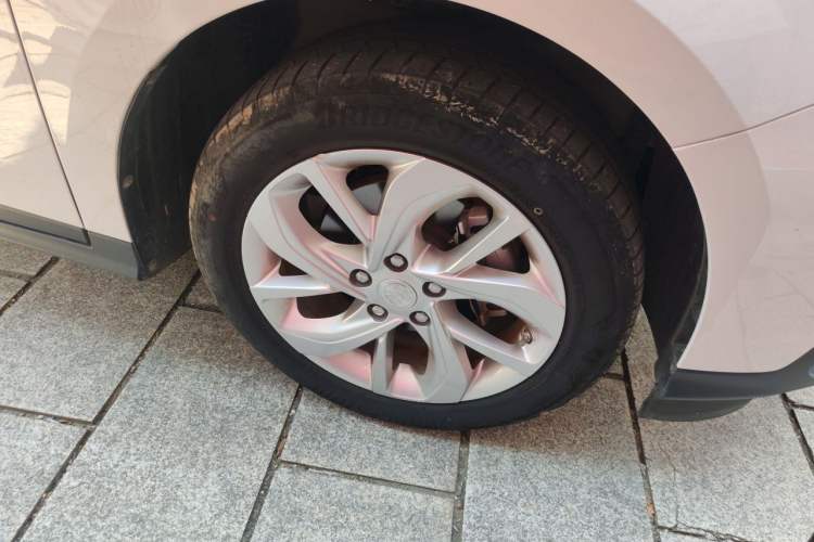 Used Buick Velite 6 2023 Revised Version 430 km Range – Commuter Edition Right Front Wheel Hub