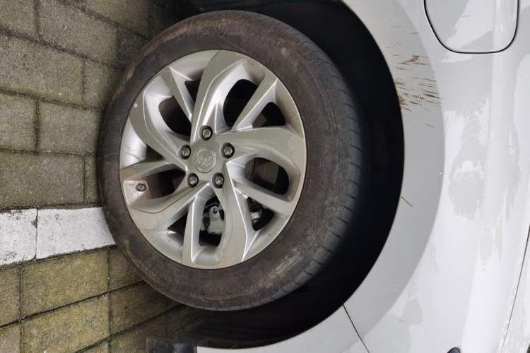 Used Buick Velite 6 2023 Revised Version 430 km Range – Commuter Edition Right Front Wheel Hub