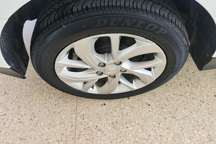 Used Buick Velite 6 2023 Revised Version 430 km Range – Commuter Edition Right Rear Wheel Hub