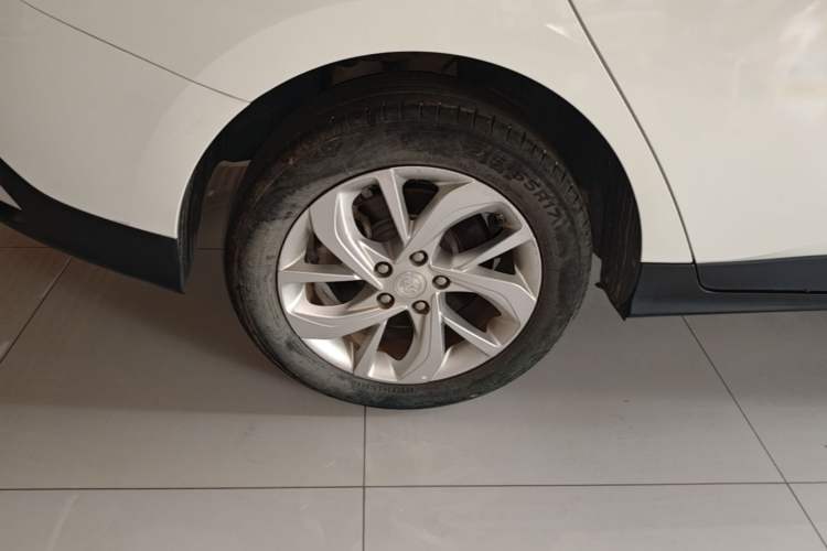 Used Buick Velite 6 2023 Revised Version 430 km Range – Commuter Edition Right Rear Wheel Hub