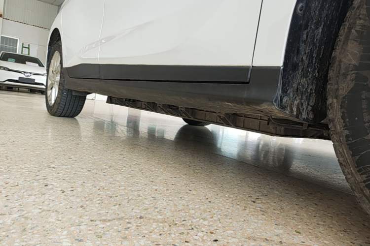 Used Buick Velite 6 2023 Revised Version 430 km Range – Commuter Edition Right Side Sill