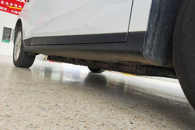 Used Buick Velite 6 2023 Revised Version 430 km Range – Commuter Edition Right Side Sill