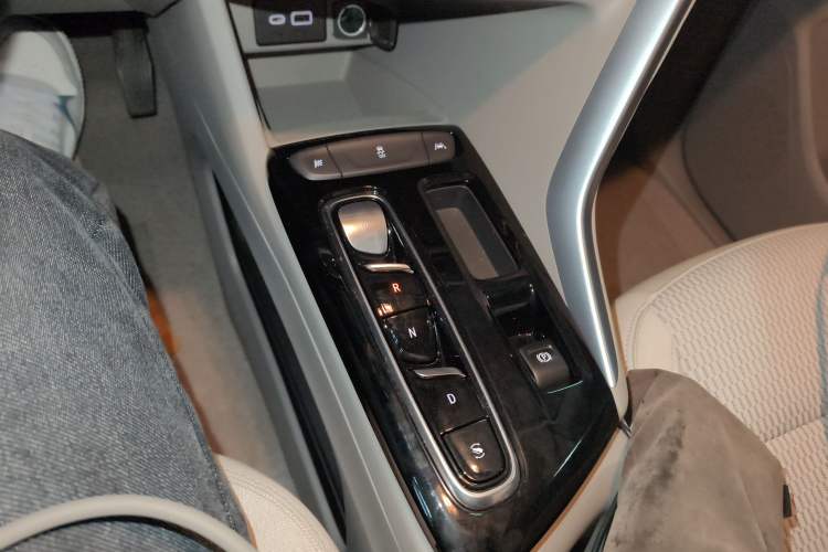 Used Buick Velite 7 2022 652E Connected Smart Edition Gear Lever
