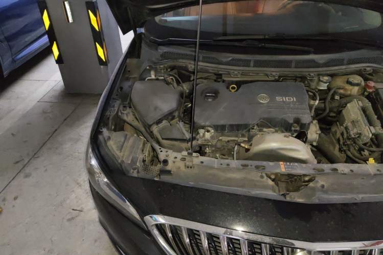 Used Buick Verano 2015 Sedan 15S Manual Entry-Level Model Engine Bay Right