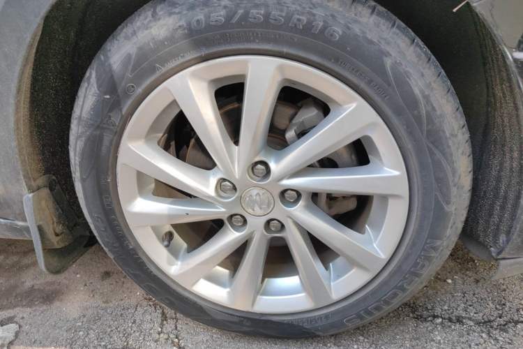 Used Buick Verano 2015 Sedan 15S Manual Entry-Level Model Right Front Wheel Hub