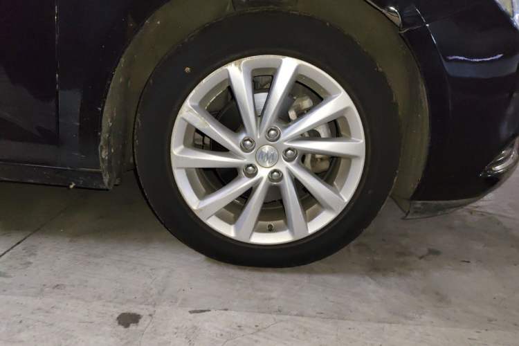 Used Buick Verano 2015 Sedan 15S Manual Entry-Level Model Right Front Wheel Hub