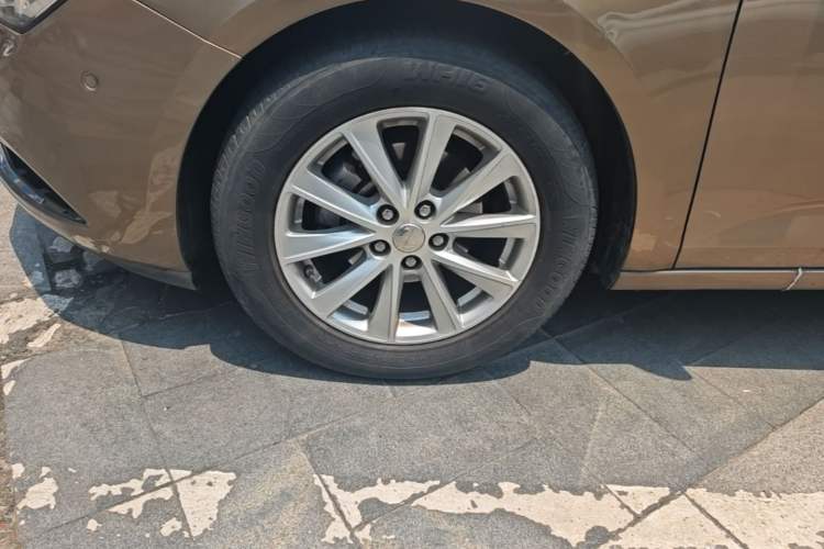 Used Buick Verano 2015 Sedan 20T Dual-Clutch Elite Model Left Front Wheel Hub