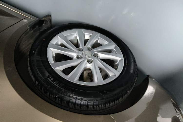 Used Buick Verano 2015 Sedan 15S Manual Entry-Level Model Left Front Wheel Hub