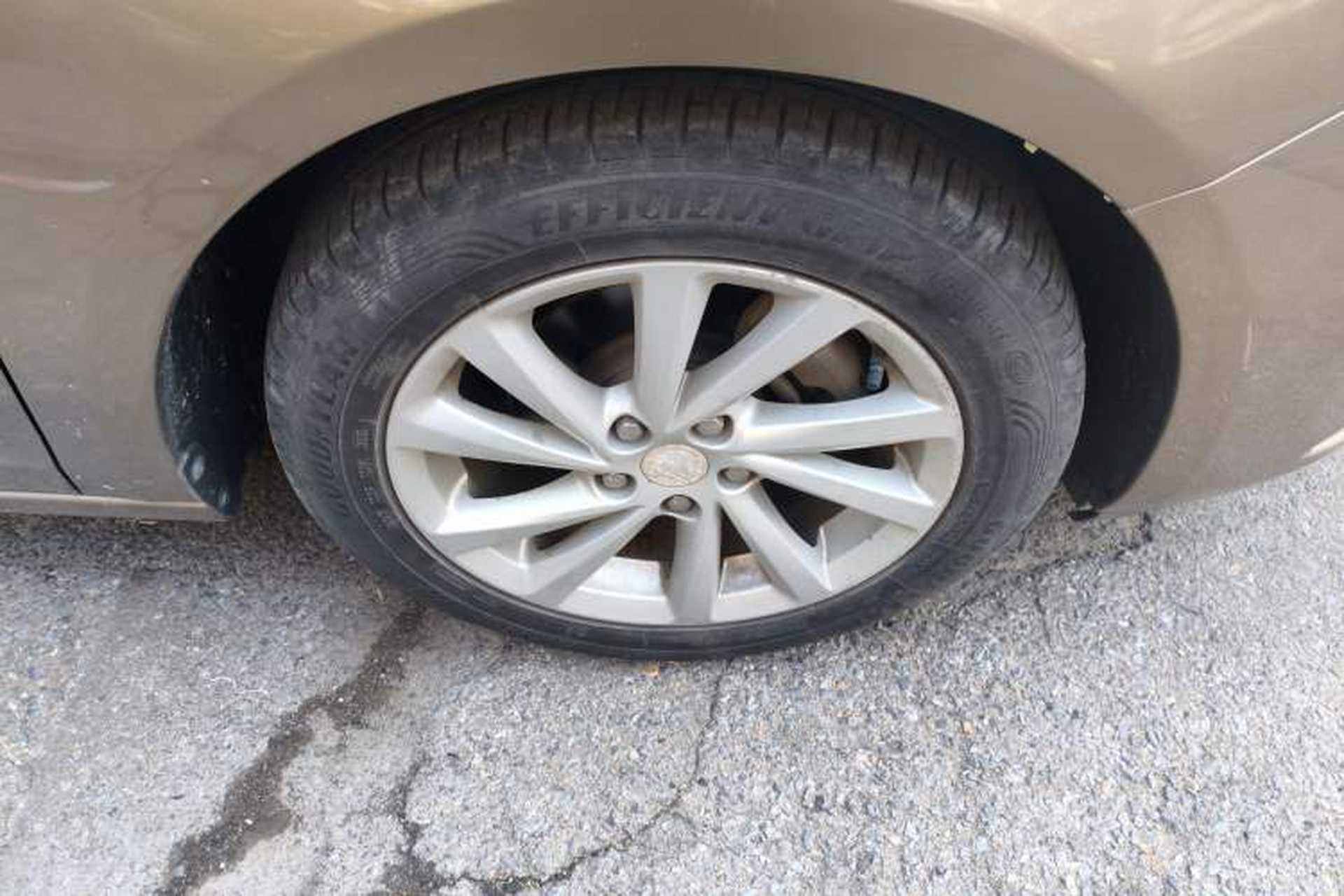 Used Buick Verano 2015 Sedan 15S Manual Entry-Level Model Right Front Wheel Hub