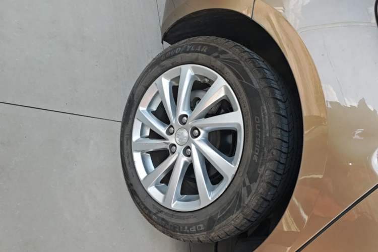 Used Buick Verano 2015 Sedan 15S Automatic Leading Model Right Rear Wheel Hub