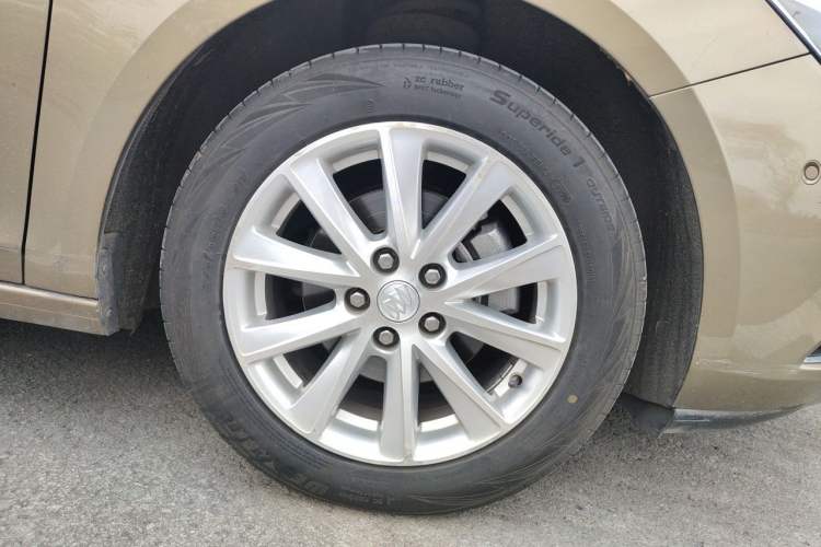 Used Buick Verano 2015 Sedan 20T Dual-Clutch Elite Model Right Front Wheel Hub