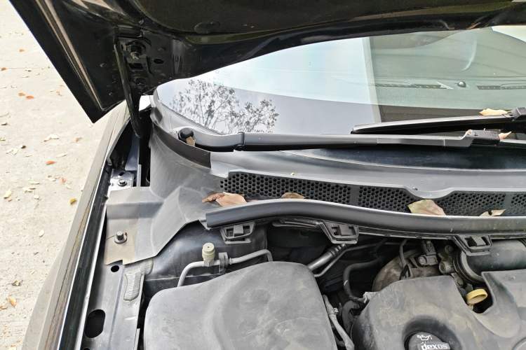 Used Buick Verano 2015 Sedan 20T Dual-Clutch Elite Model Engine Bay Right