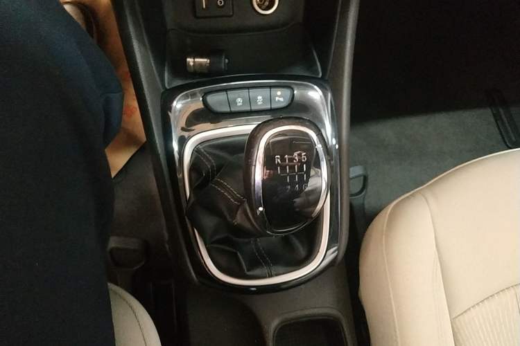 Used Buick Verano 2015 Sedan 15S Manual Entry-Level Model Gear Lever