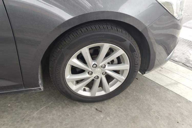 Used Buick Verano 2015 Sedan 15S Automatic Leading Model Right Front Wheel Hub