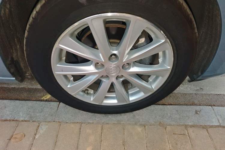 Used Buick Verano 2015 Sedan 20T Dual-Clutch Elite Model Right Front Wheel Hub