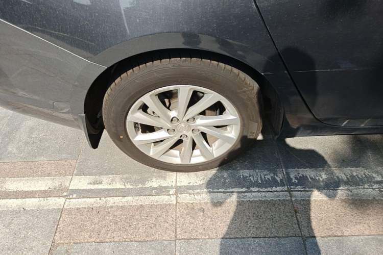 Used Buick Verano 2015 Sedan 15S Automatic Leading Model Right Rear Wheel Hub