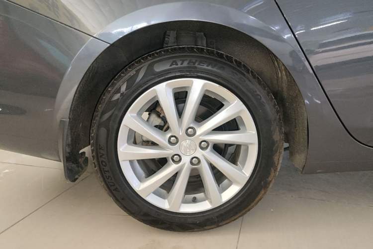 Used Buick Verano 2015 Sedan 15S Automatic Leading Model Right Rear Wheel Hub