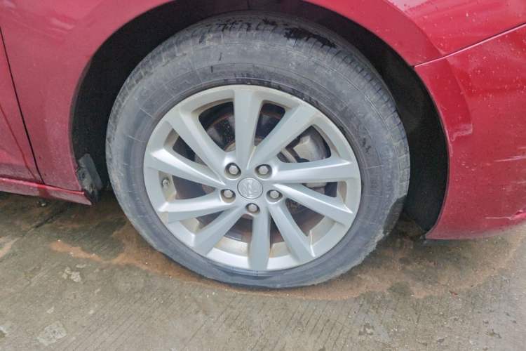 Used Buick Verano 2015 Sedan 15S Manual Entry-Level Model Right Front Wheel Hub