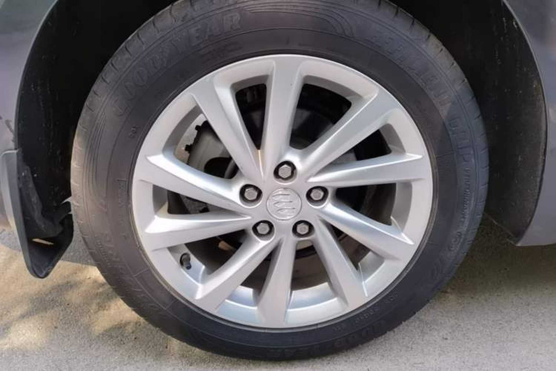 Used Buick Verano 2015 Sedan 15S Manual Entry-Level Model Right Rear Wheel Hub