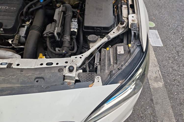 Used Buick Verano 2015 Sedan 20T Dual-Clutch Elite Model Engine Bay Left