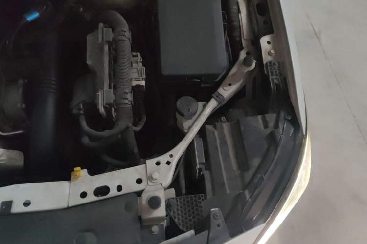 Used Buick Verano 2015 Sedan 20T Dual-Clutch Flagship Model Engine Bay Left