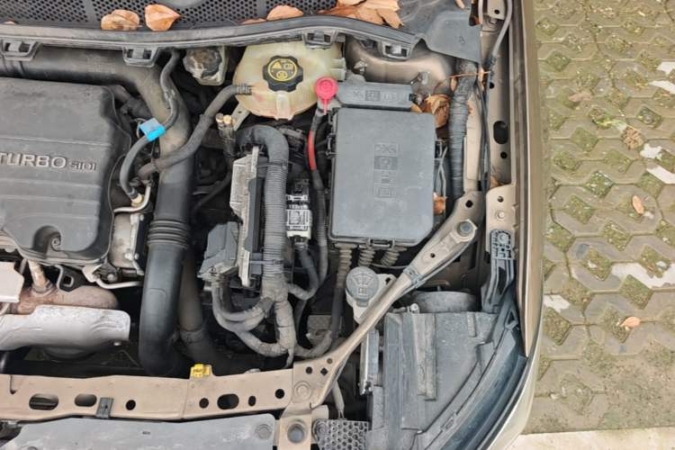 Used Buick Verano 2015 Sedan 20T Dual-Clutch Leading Model Engine Bay Left
