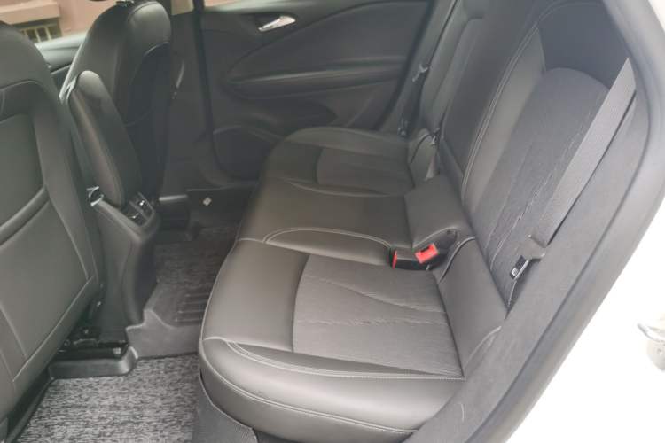 Used Buick Verano 2015 Sedan 20T Dual-Clutch Leading Model Left Rear Seat