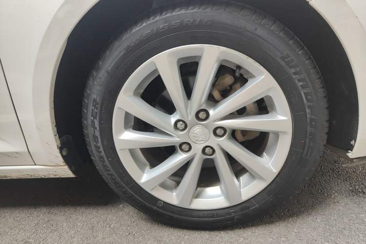 Used Buick Verano 2015 Sedan 15S Manual Entry-Level Model Right Front Wheel Hub