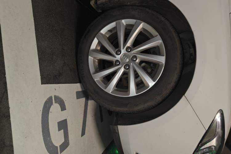 Used Buick Verano 2015 Sedan 15S Manual Entry-Level Model Right Front Wheel Hub