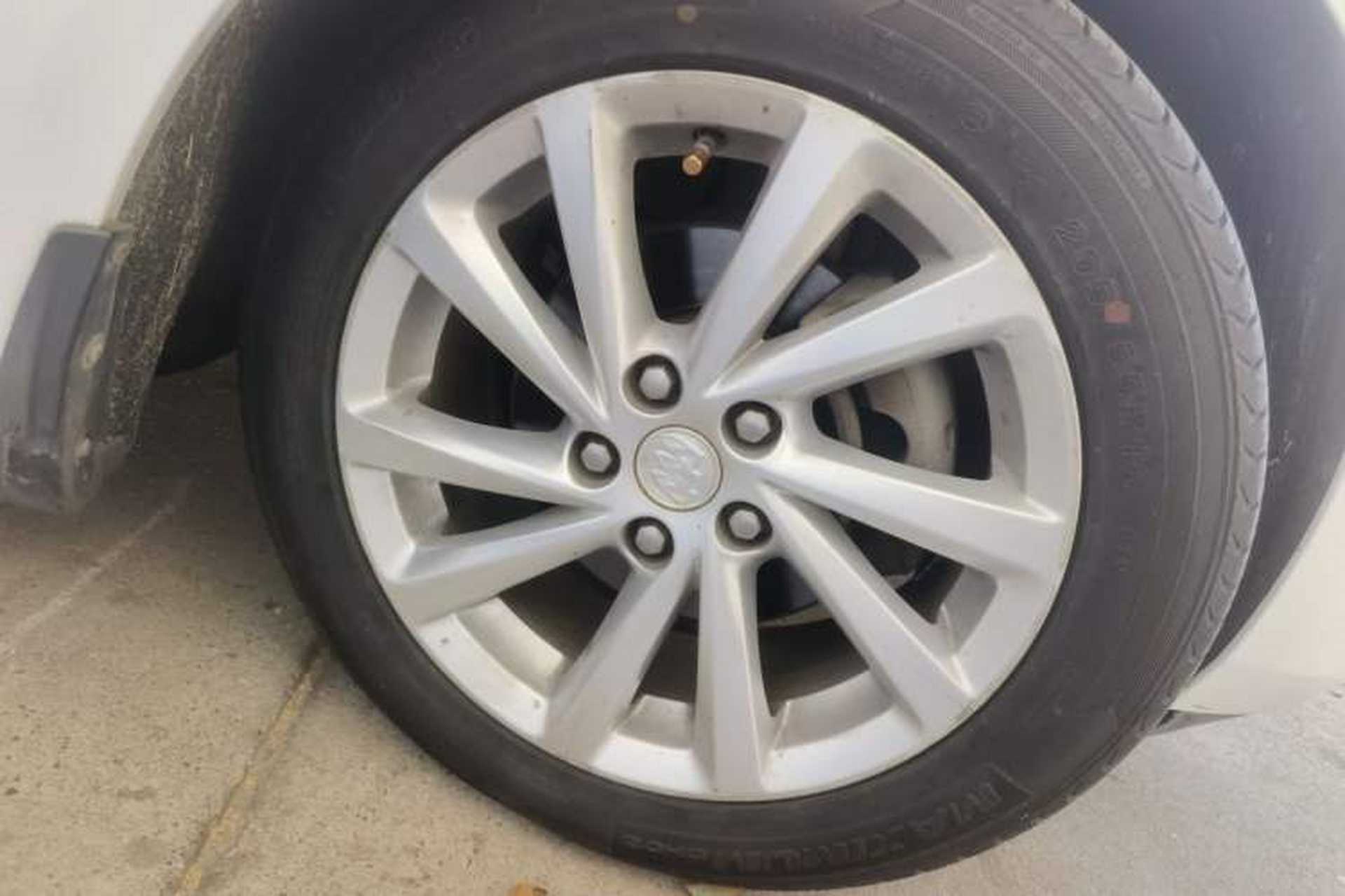 Used Buick Verano 2015 Sedan 15S Manual Entry-Level Model Right Front Wheel Hub