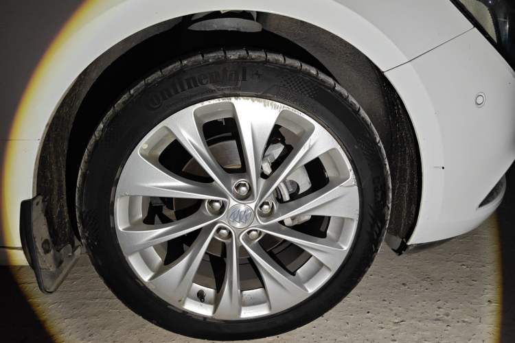 Used Buick Verano 2015 Sedan 20T Dual-Clutch Flagship Model Right Front Wheel Hub