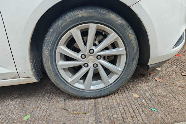 Used Buick Verano 2015 Sedan 15S Manual Leading Model Right Front Wheel Hub