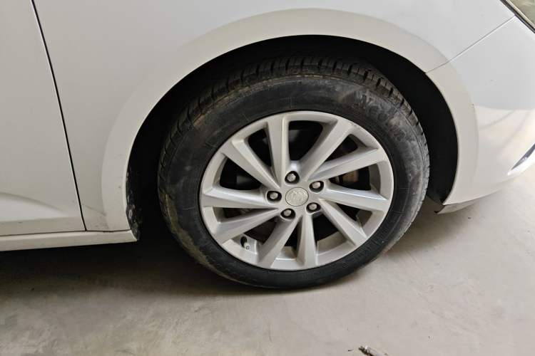Used Buick Verano 2015 Sedan 15S Automatic Ambition Model Right Front Wheel Hub