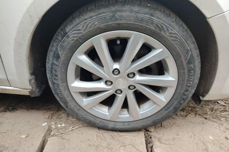 Used Buick Verano 2015 Sedan 15S Manual Entry-Level Model Right Front Wheel Hub