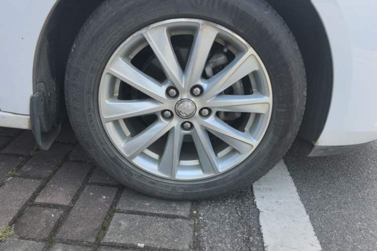 Used Buick Verano 2015 Sedan 20T Dual-Clutch Leading Model Right Front Wheel Hub
