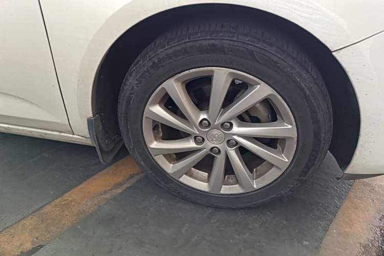Used Buick Verano 2015 Sedan 15S Manual Leading Model Right Front Wheel Hub