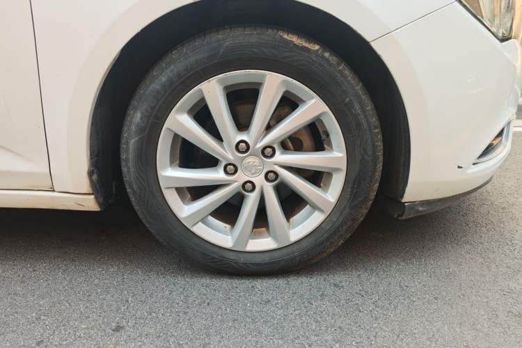 Used Buick Verano 2015 Sedan 15S Manual Entry-Level Model Right Front Wheel Hub
