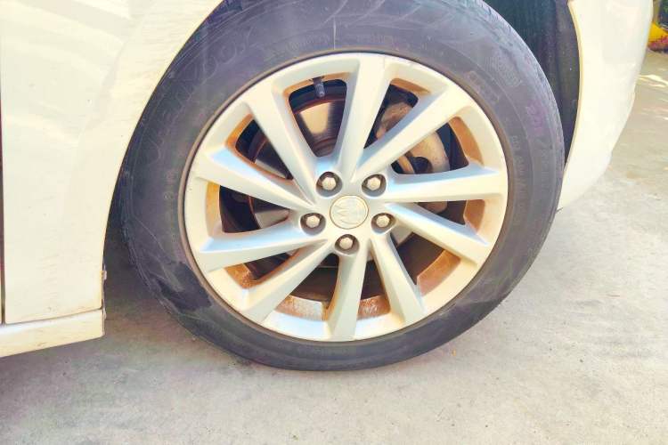 Used Buick Verano 2015 Sedan 15S Manual Entry-Level Model Right Front Wheel Hub