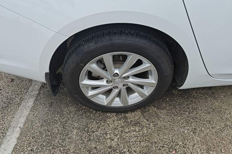 Used Buick Verano 2015 Sedan 15S Automatic Leading Model Right Rear Wheel Hub