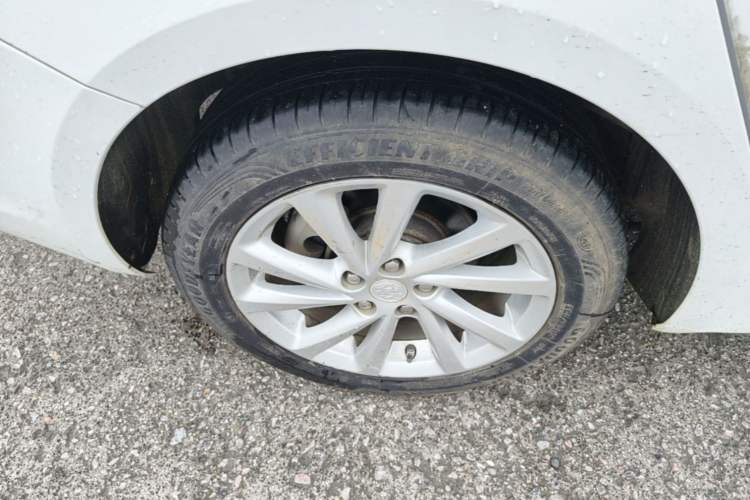 Used Buick Verano 2015 Sedan 15S Automatic Leading Model Right Rear Wheel Hub